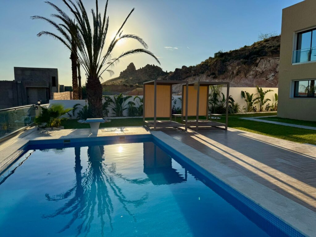 Villa & piscine paysagée